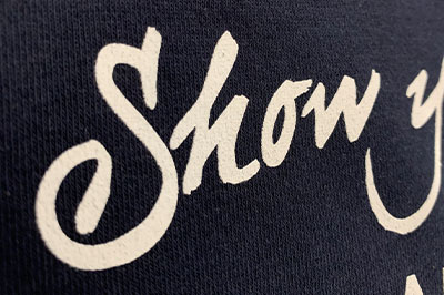 Buchstaben "Show" auf Stoff im Siebdruckverfahren