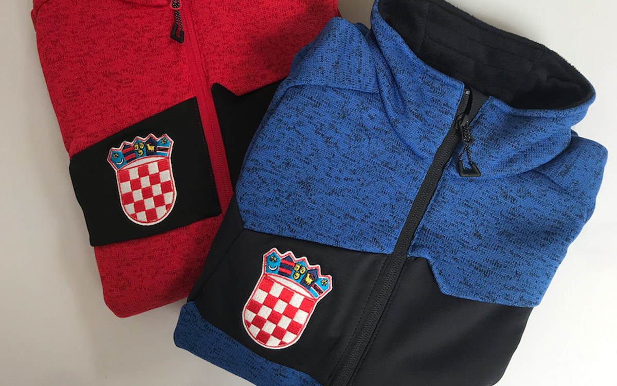 Strickweste, rot und blau mit Kroatienwappen bestickt